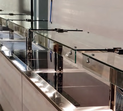 Výdajný ohrevný stôl so zákrytom a so sklokeramickou doskou